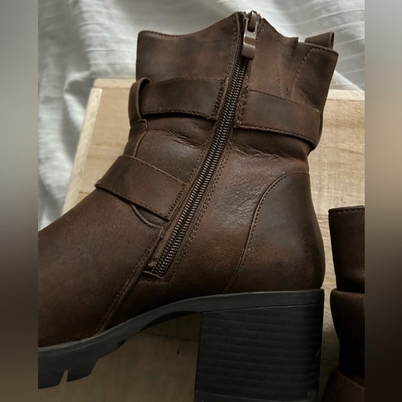 Style Torrid Brown Chunky Zip Ankle Bootie Lug-Heel Faux Leather 8W Worn… - Picture 4 of 9